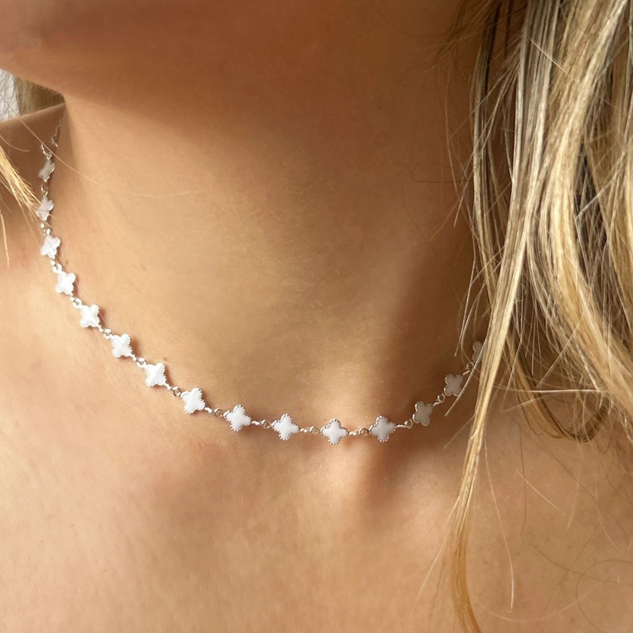 Choker trevinhos brancos